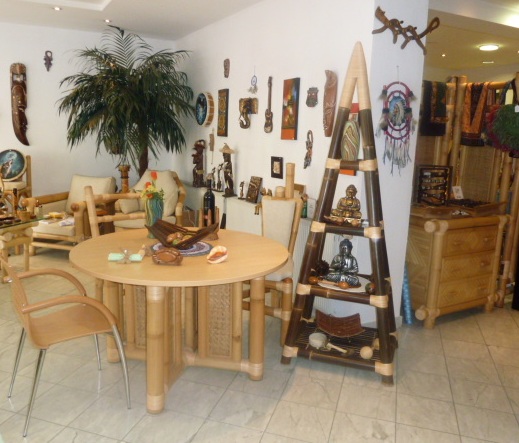 Sessel und Tisch aus Bambus, Spitzregal schwarz