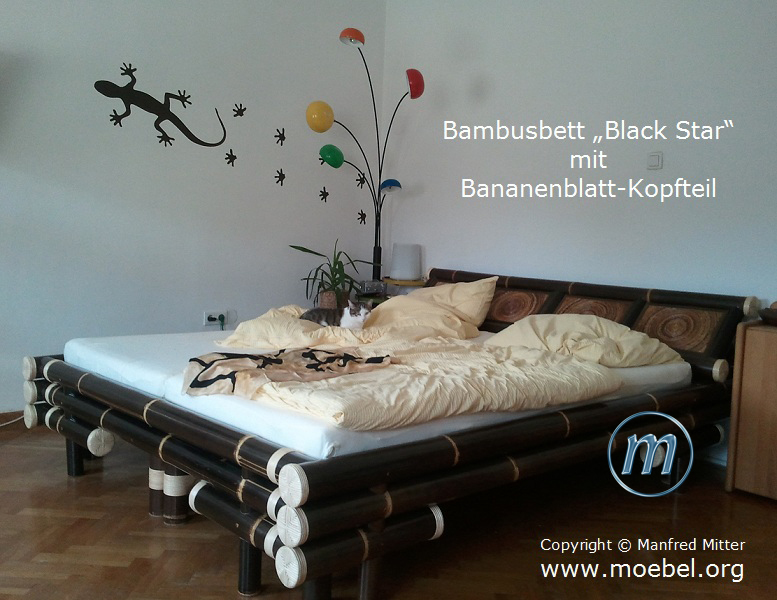 Bambusmöbel: Bett aus schwarzem Bambus, mit Bananenblatt