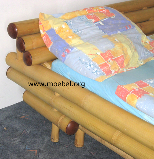 Bambusbett mit 3 Rohren am Kopfteil, Holzkappen