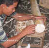 Spezielles Detail bei der Produktion von Bambusmöbeln: Verarbeitung der Rattanwicklung, Eckverbindung. www.bambusmoebel.at
