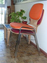Sessel / Stuhl Daniela S_130, gestapelt mit Stapelhilfe SI
