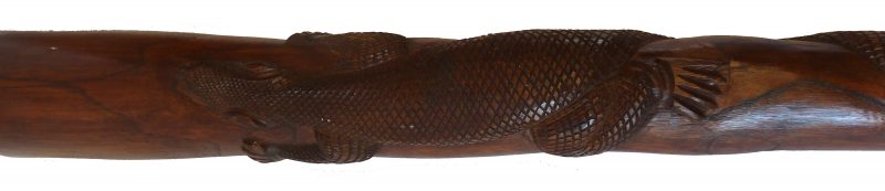 Musikinstrumente aus Holz, Didgeridoo mit Schnitzerei, Tiermotive