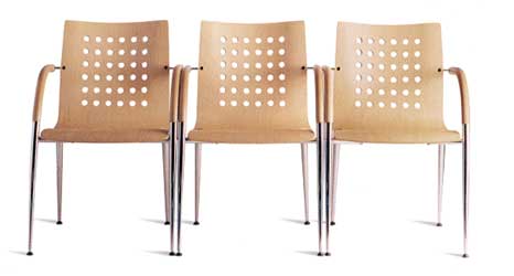 Stapelbare Stühle, Stühle mit Reihenverbindung aus Holz und Metall